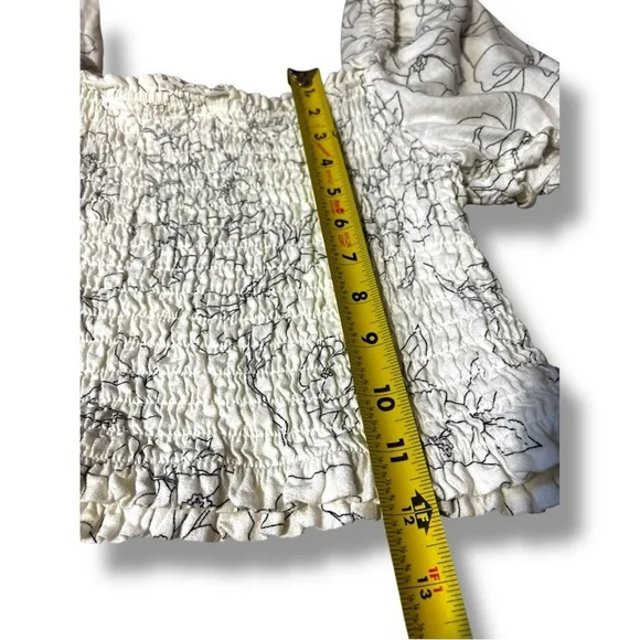 Monteau Los Angles White & Black Floral Line Pattern Puff Sleeves Smocked Blouse - Picture 12 of 16